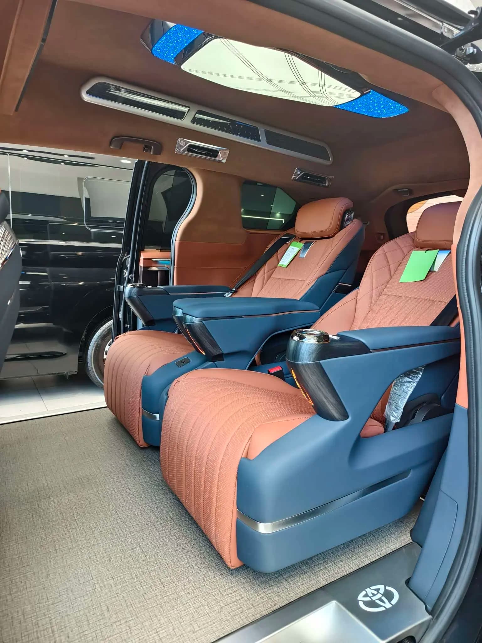 Toyota Granvia 2025 г. 1120 км. — фото 8