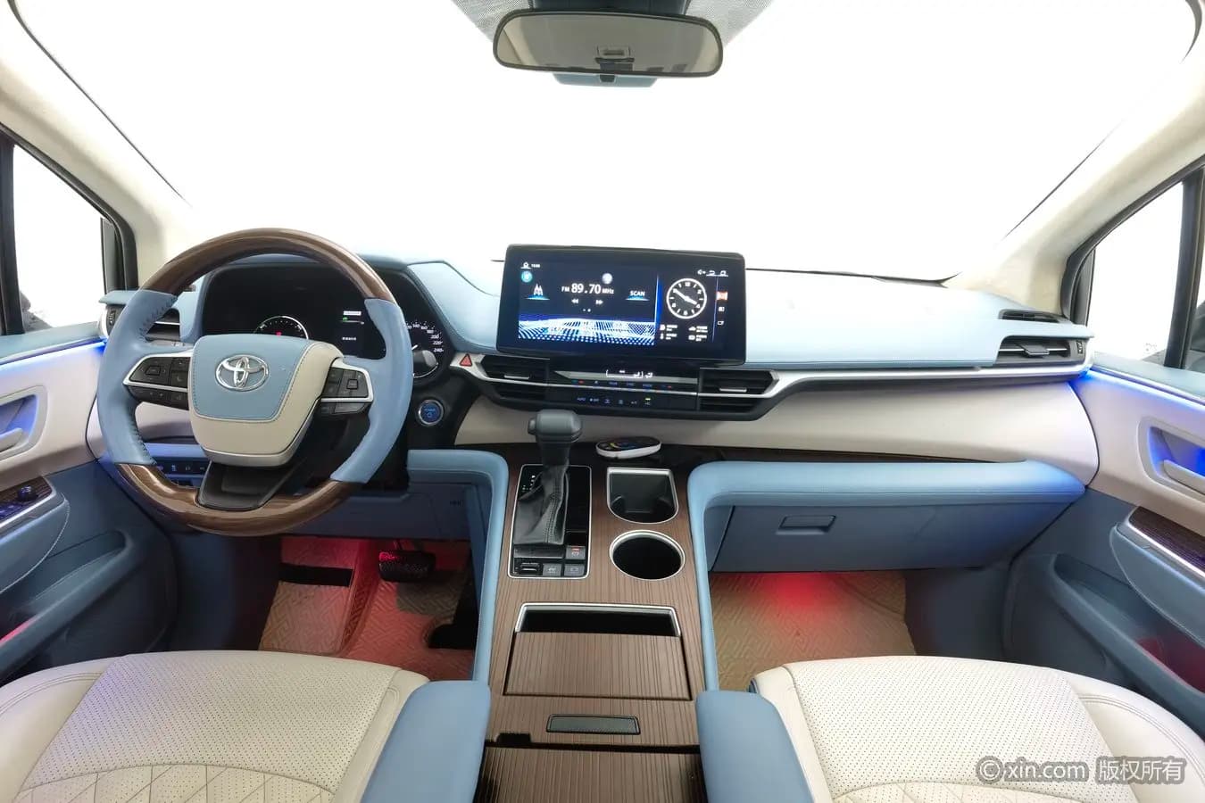 Toyota Sienna 2022 г. 83718 км. — фото 12