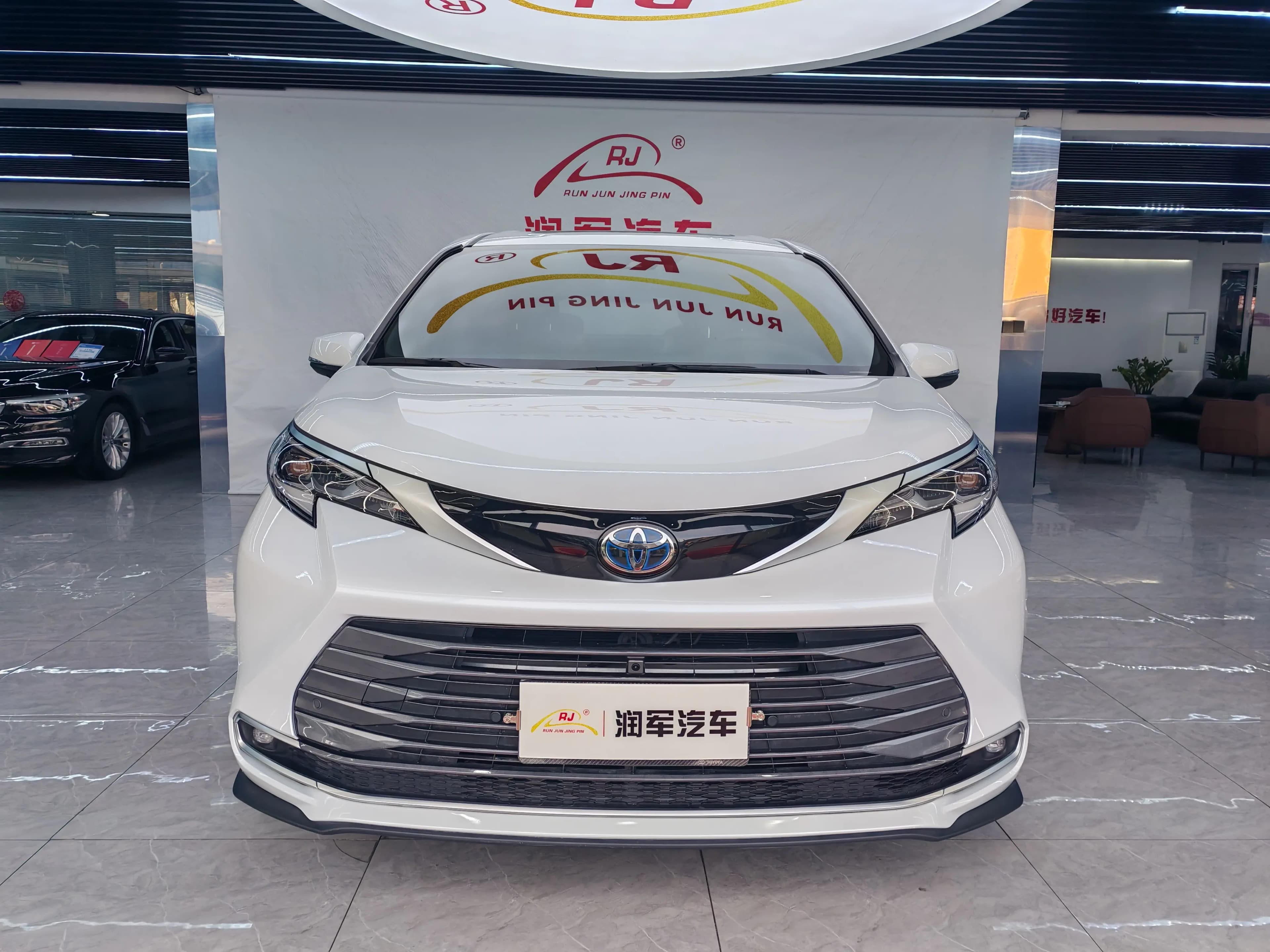 Toyota Sienna 2024 г. 66716 км. — фото 2