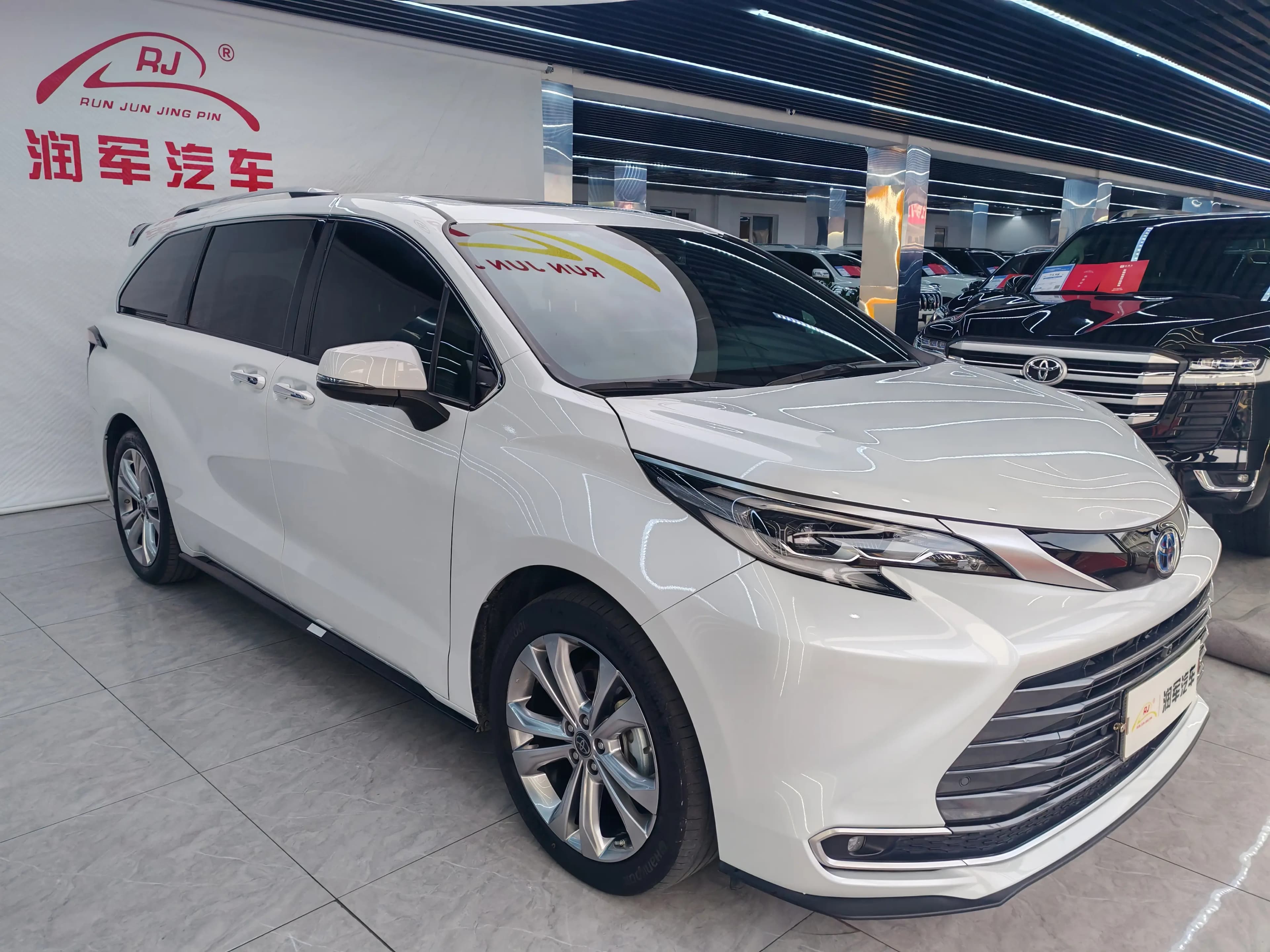 Toyota Sienna 2024 г. 66716 км. — фото 3
