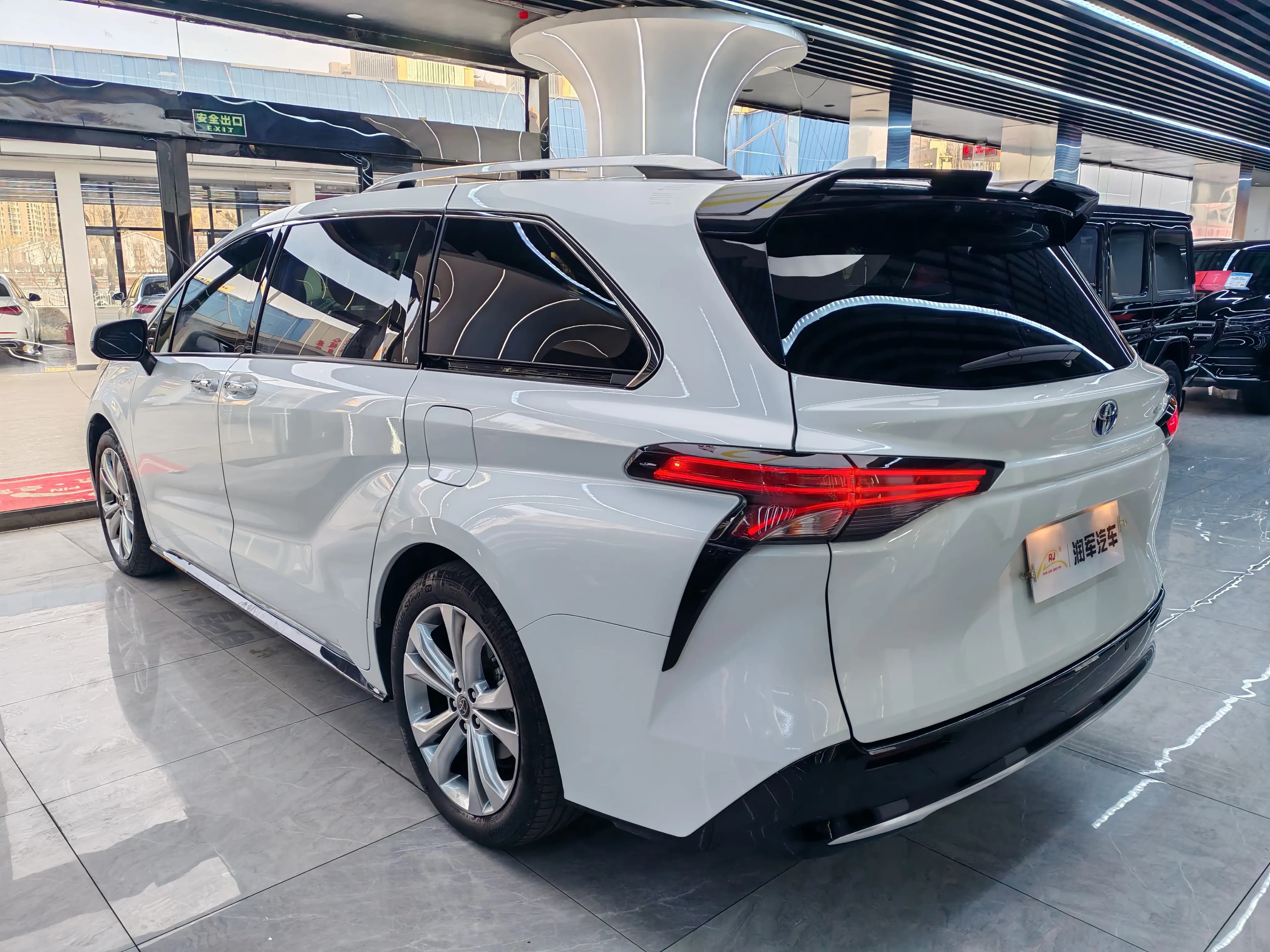 Toyota Sienna 2024 г. 66716 км. — фото 4