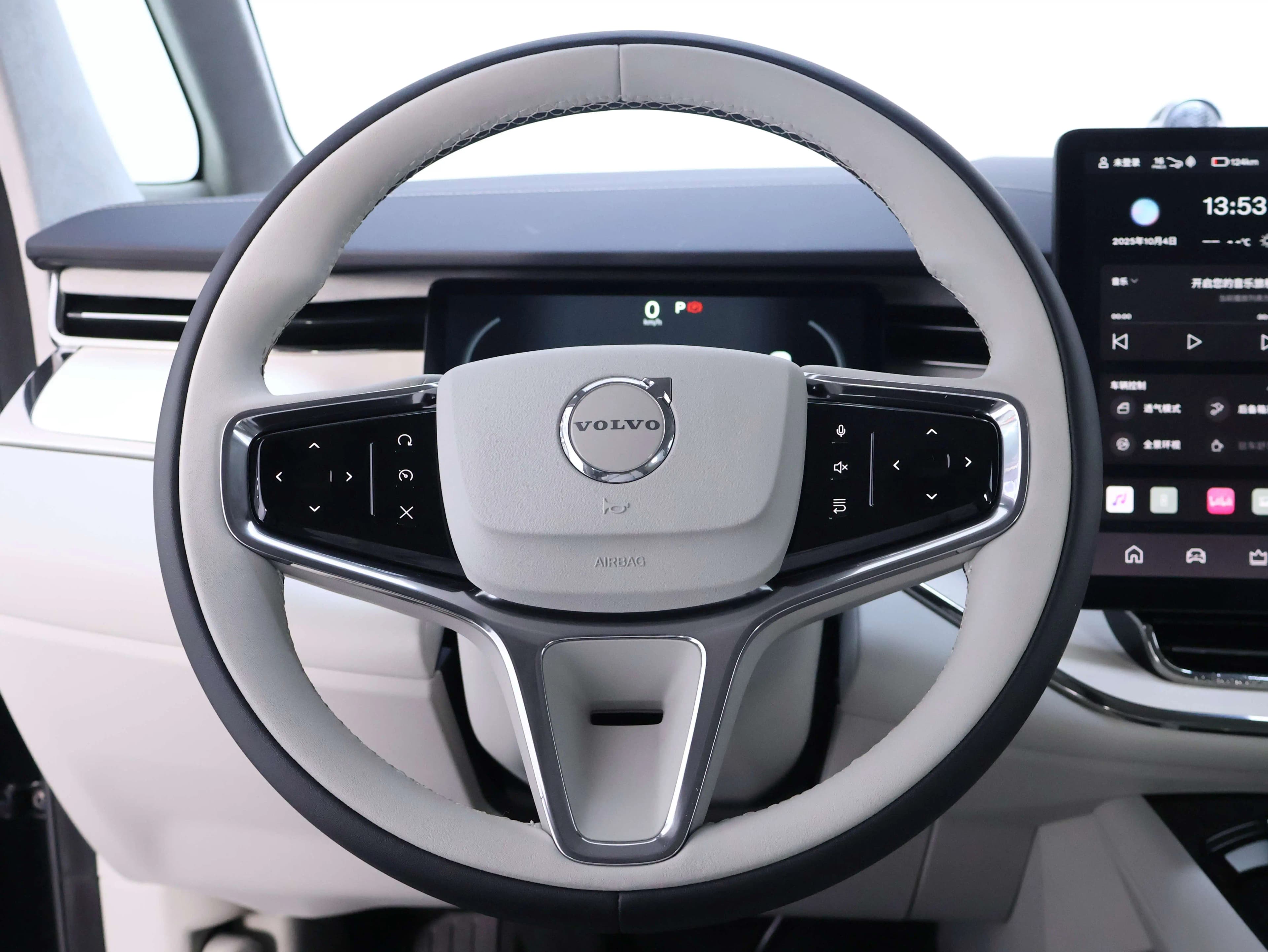 Volvo EM90 2024 г. 4564 км. — фото 19
