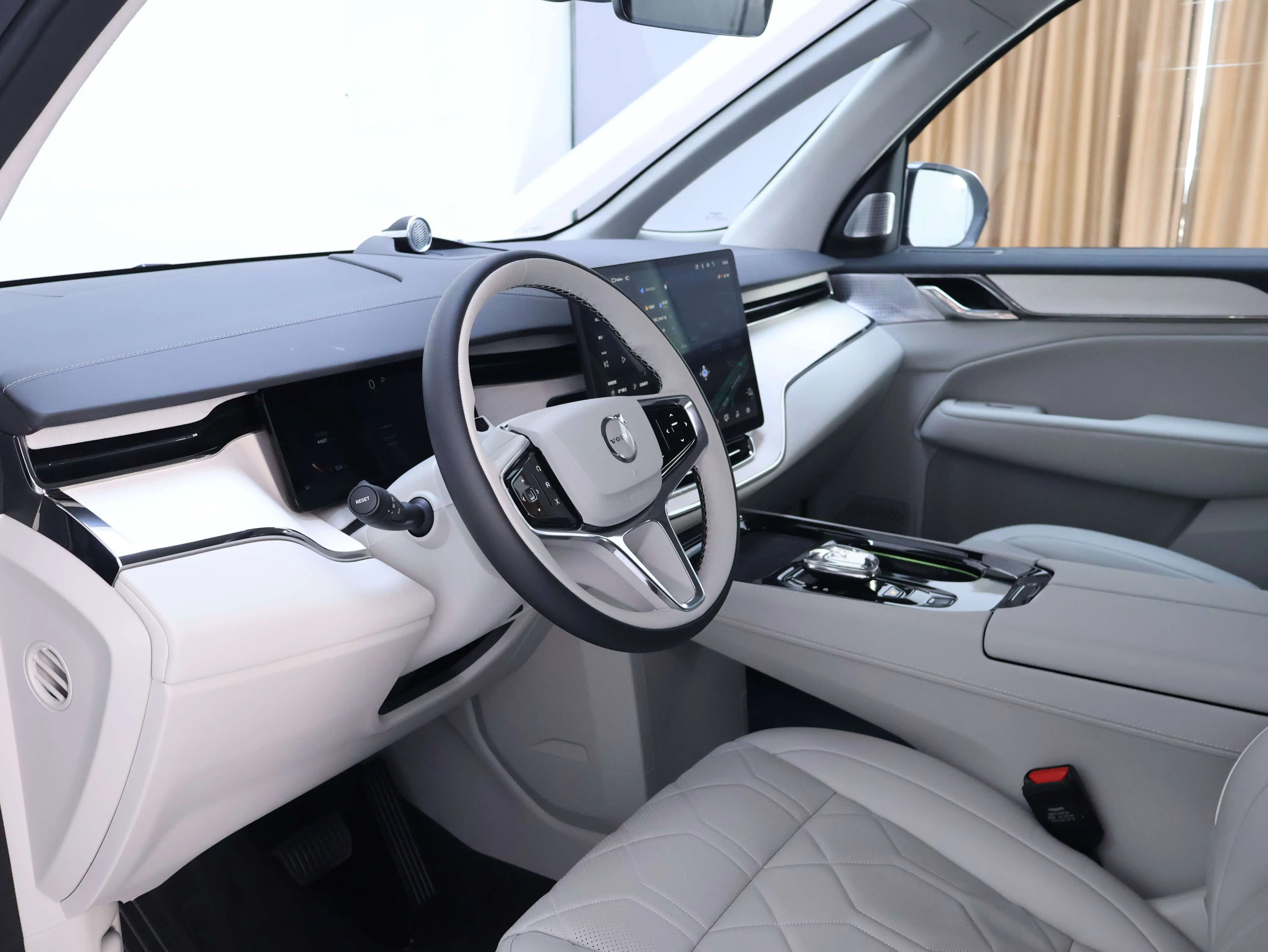 Volvo EM90 2024 г. 4564 км. — фото 21