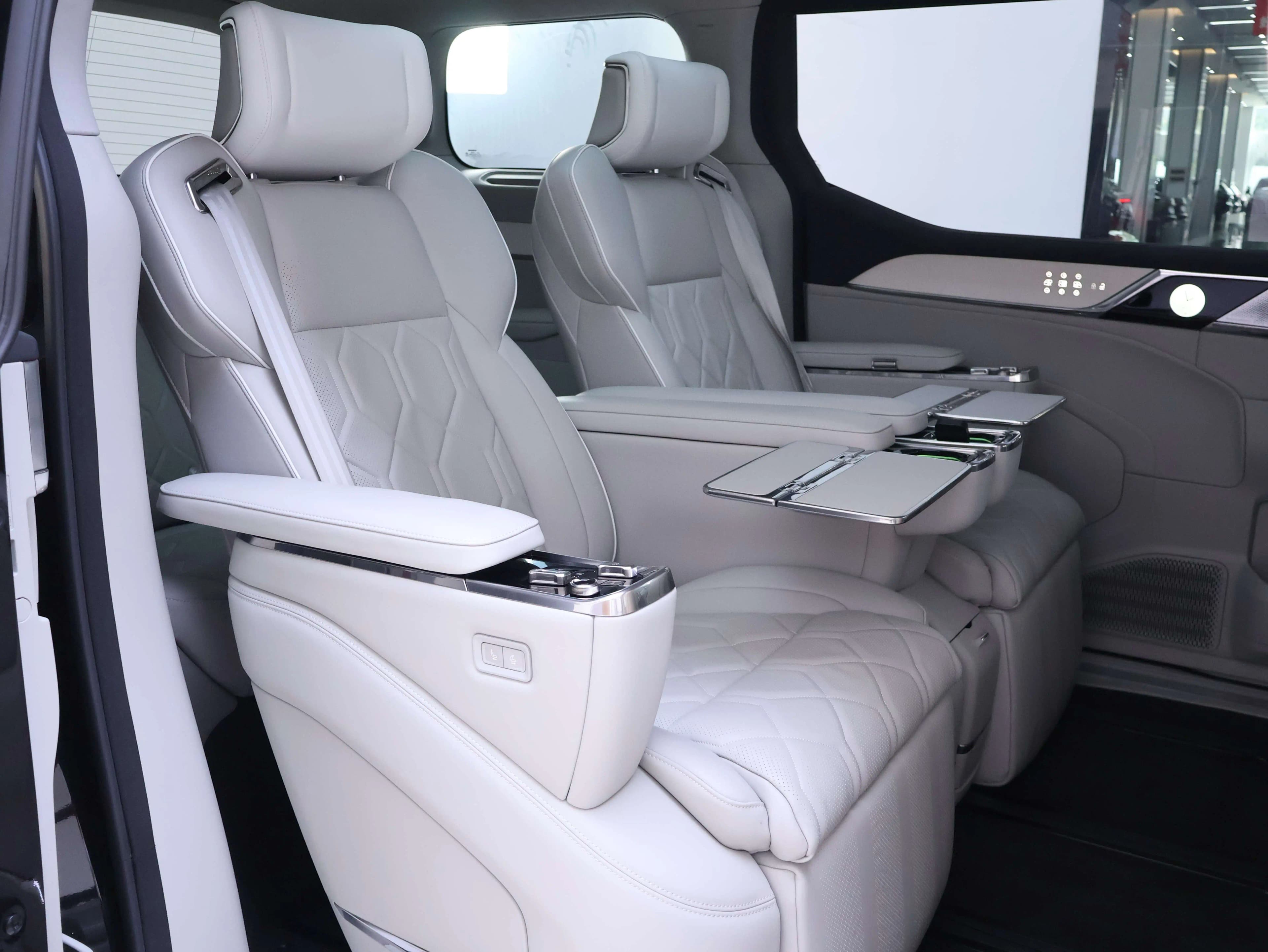 Volvo EM90 2024 г. 4564 км. — фото 25