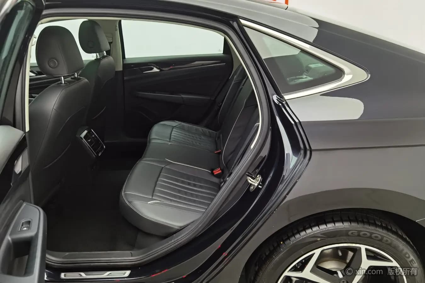 Volkswagen Passat 2023 г. 44902 км. — фото 19