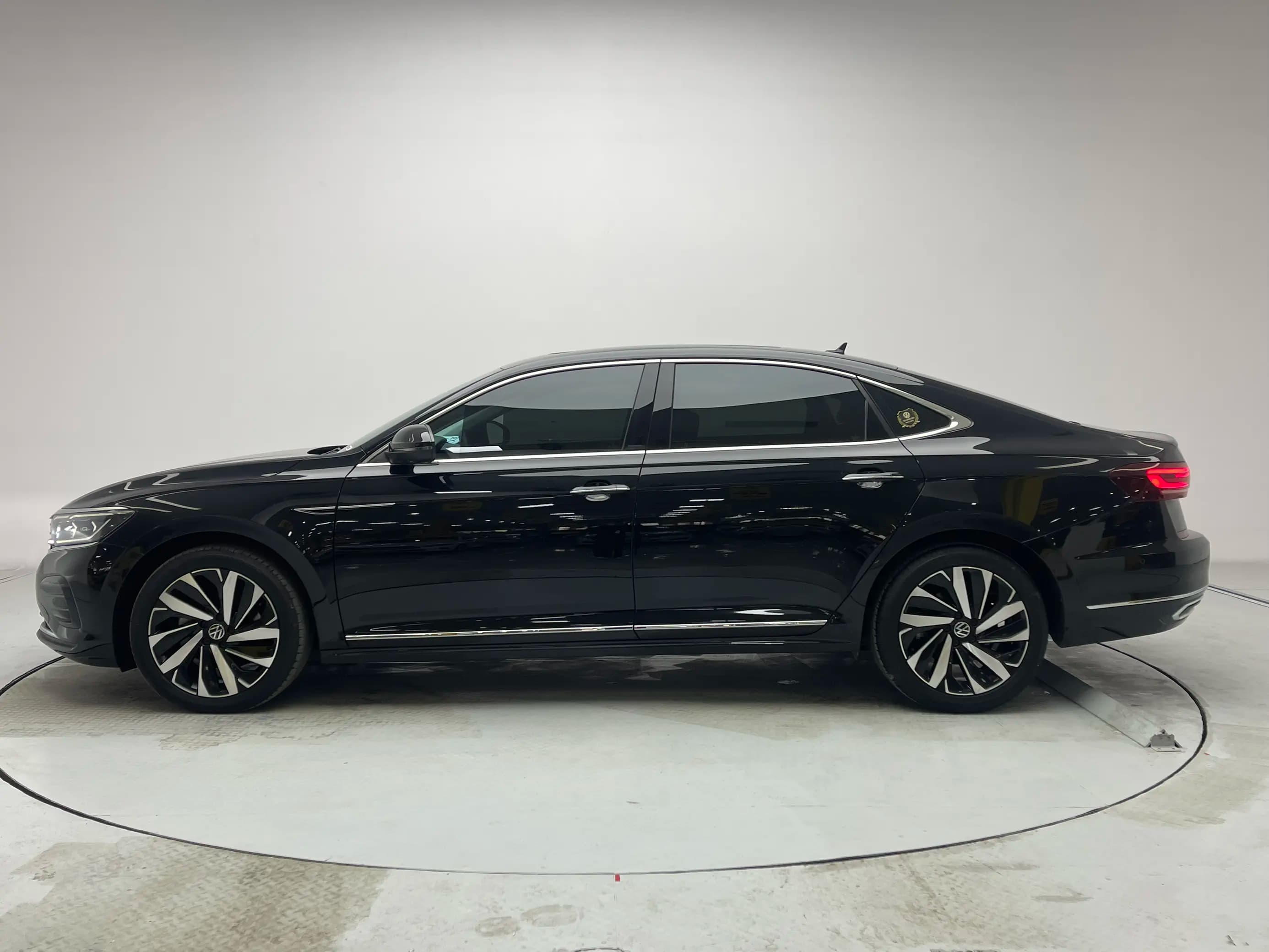 Volkswagen Passat 2023 г. 43304 км. — фото 4