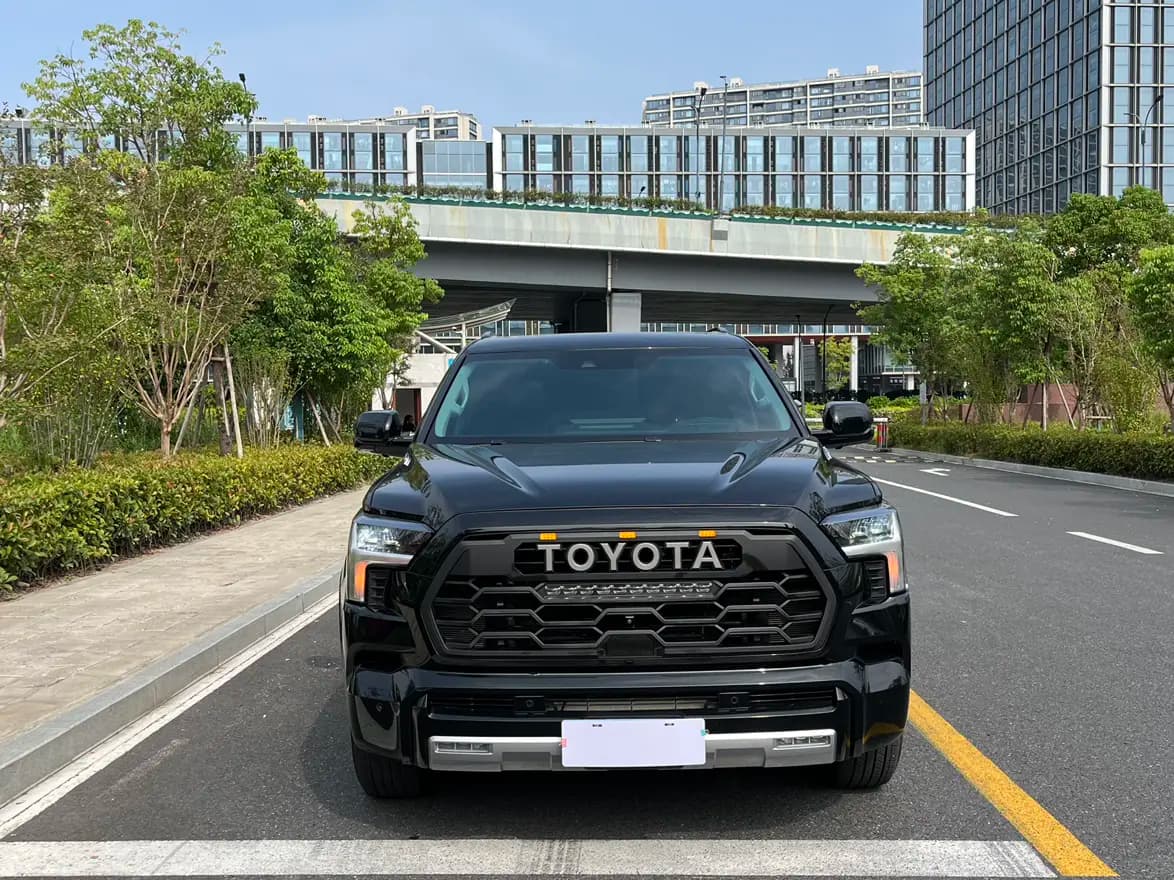 Toyota Sequoia 2023 г. 41084 км. — фото 2