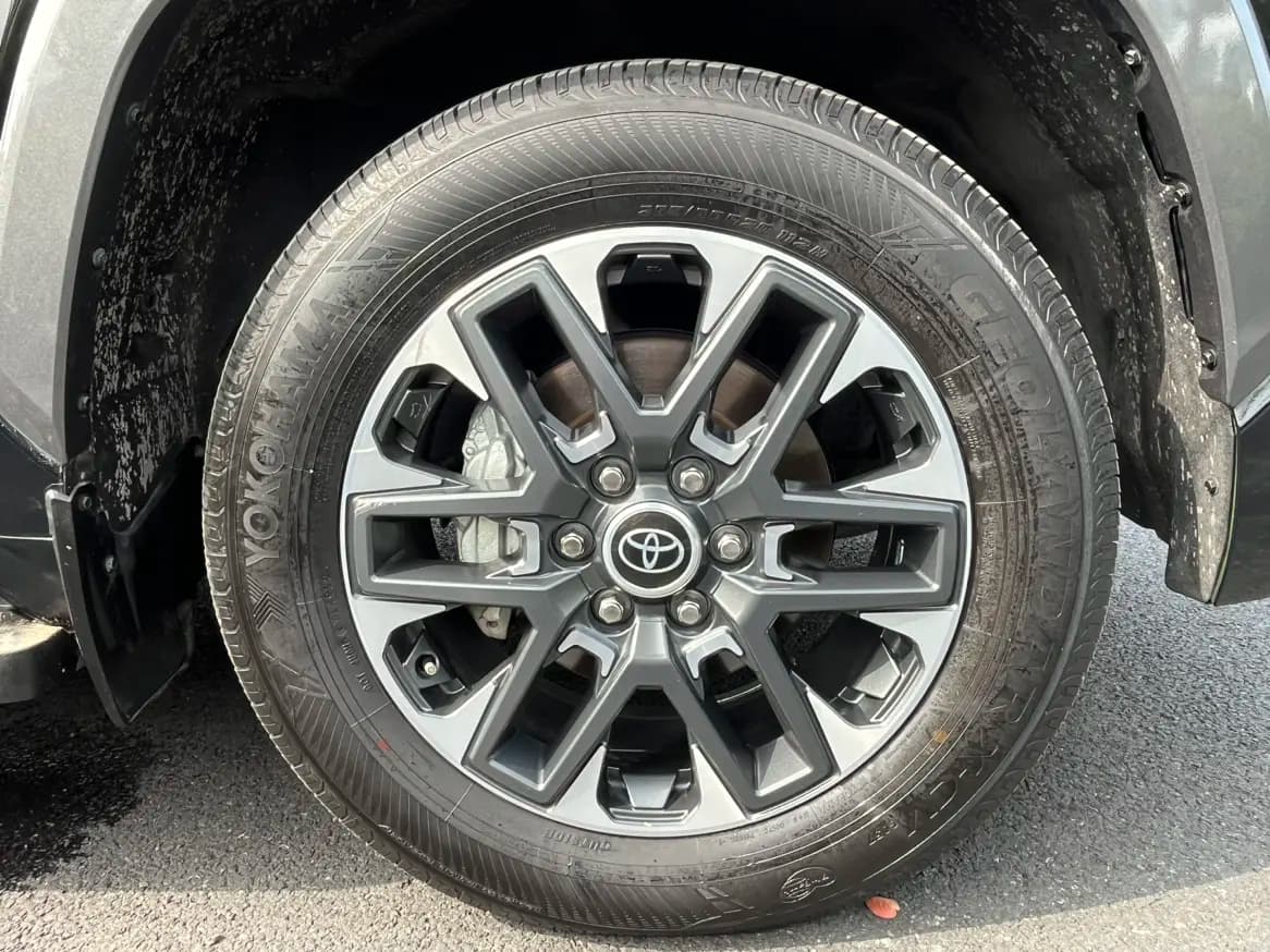 Toyota Sequoia 2023 г. 41084 км. — фото 11