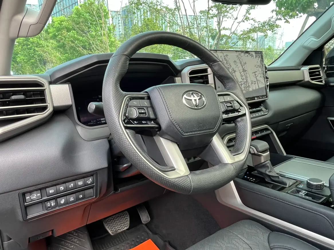 Toyota Sequoia 2023 г. 41084 км. — фото 14