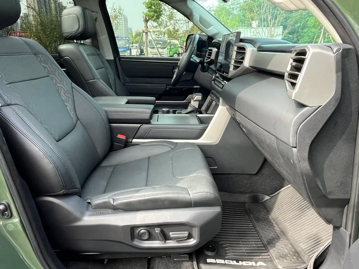 Toyota Sequoia 2023 г. 41084 км. — фото 20