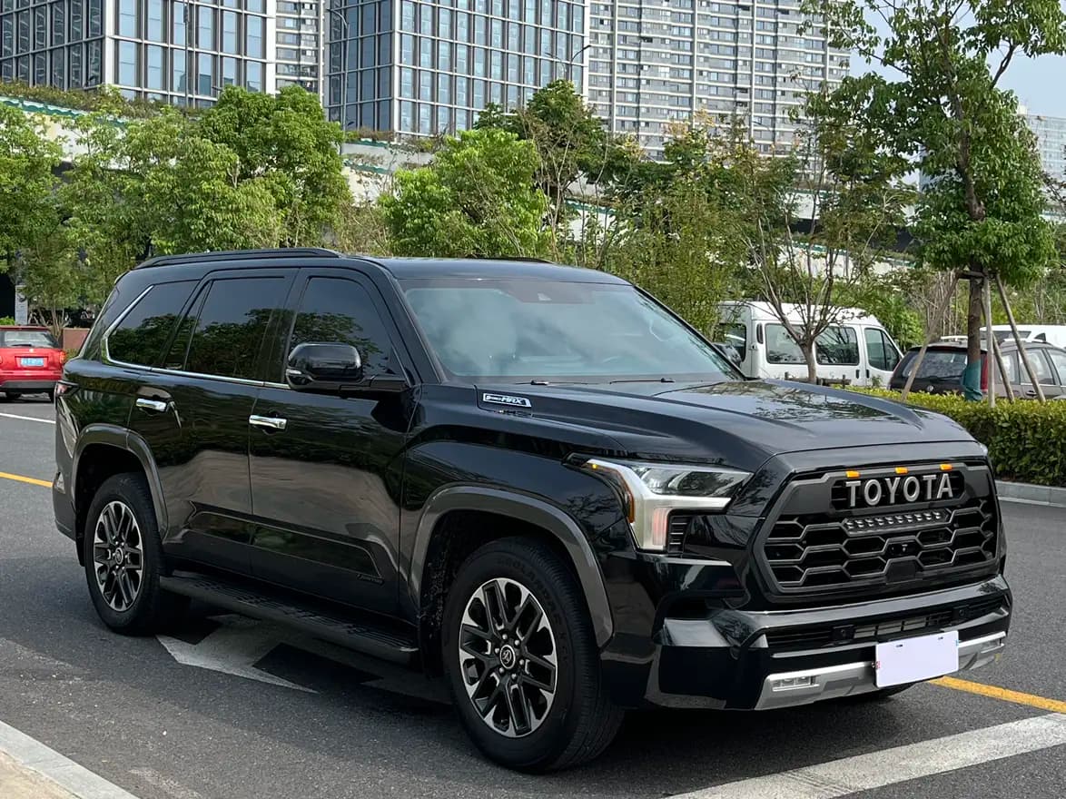 Toyota Sequoia 2023 г. 41084 км. — фото 3