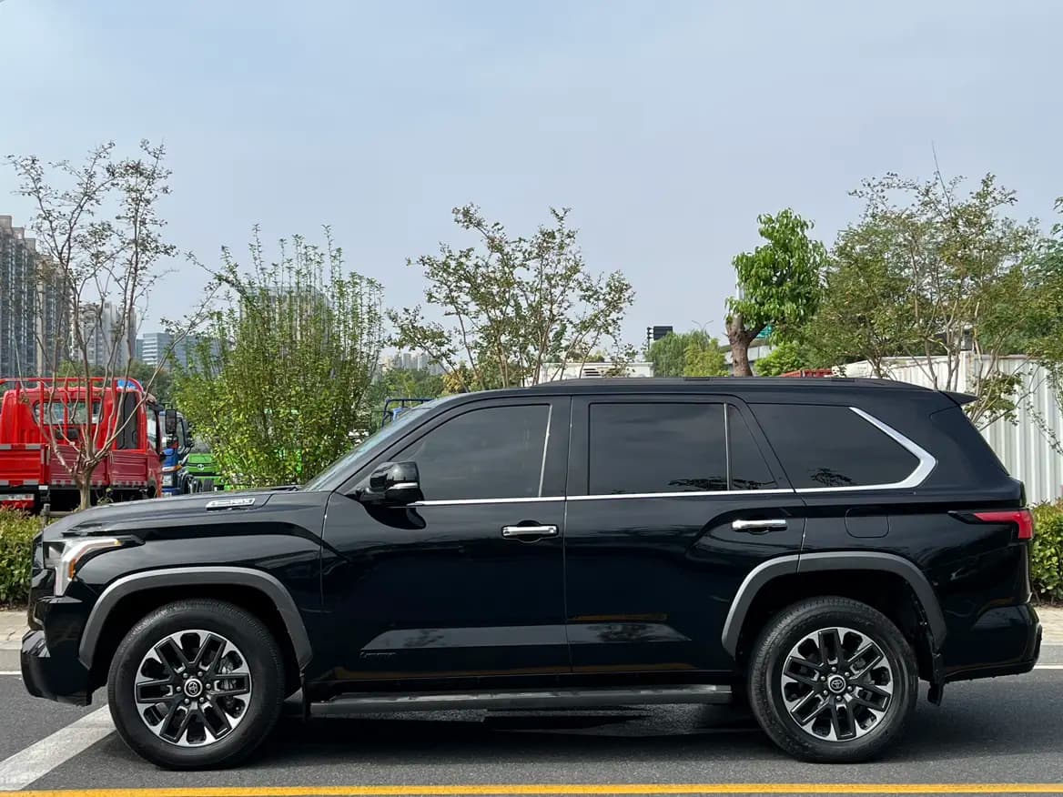 Toyota Sequoia 2023 г. 41084 км. — фото 4