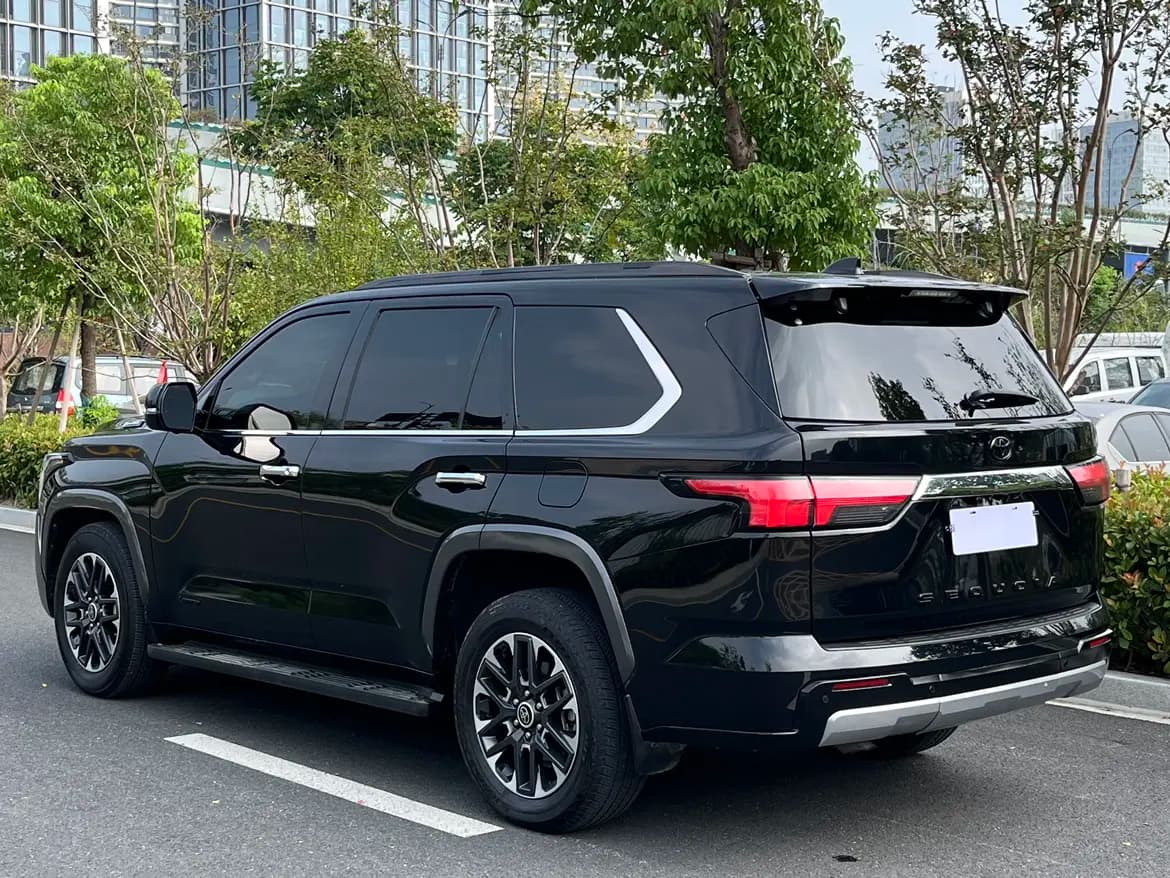 Toyota Sequoia 2023 г. 41084 км. — фото 5