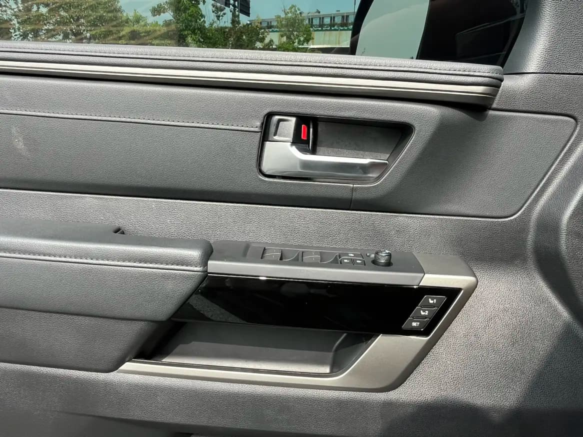 Toyota Sequoia 2023 г. 41084 км. — фото 10