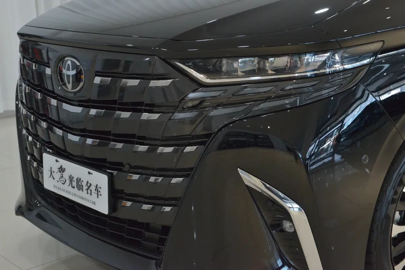 Toyota Alphard 2024 г. 49001 км. — фото 12