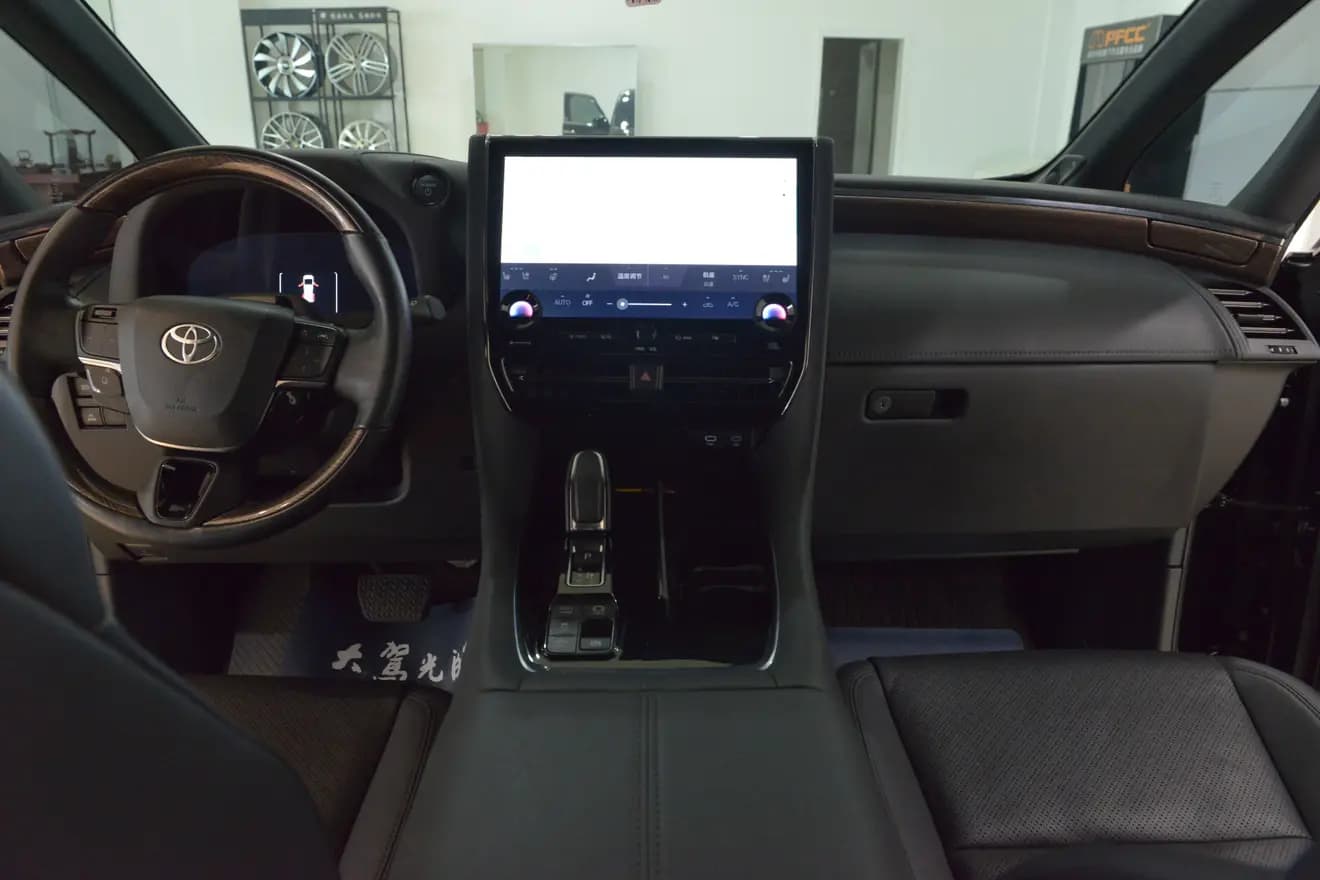 Toyota Alphard 2024 г. 49001 км. — фото 15
