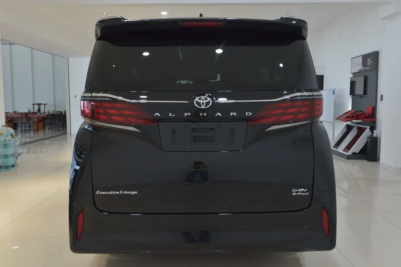 Toyota Alphard 2024 г. 49001 км. — фото 4