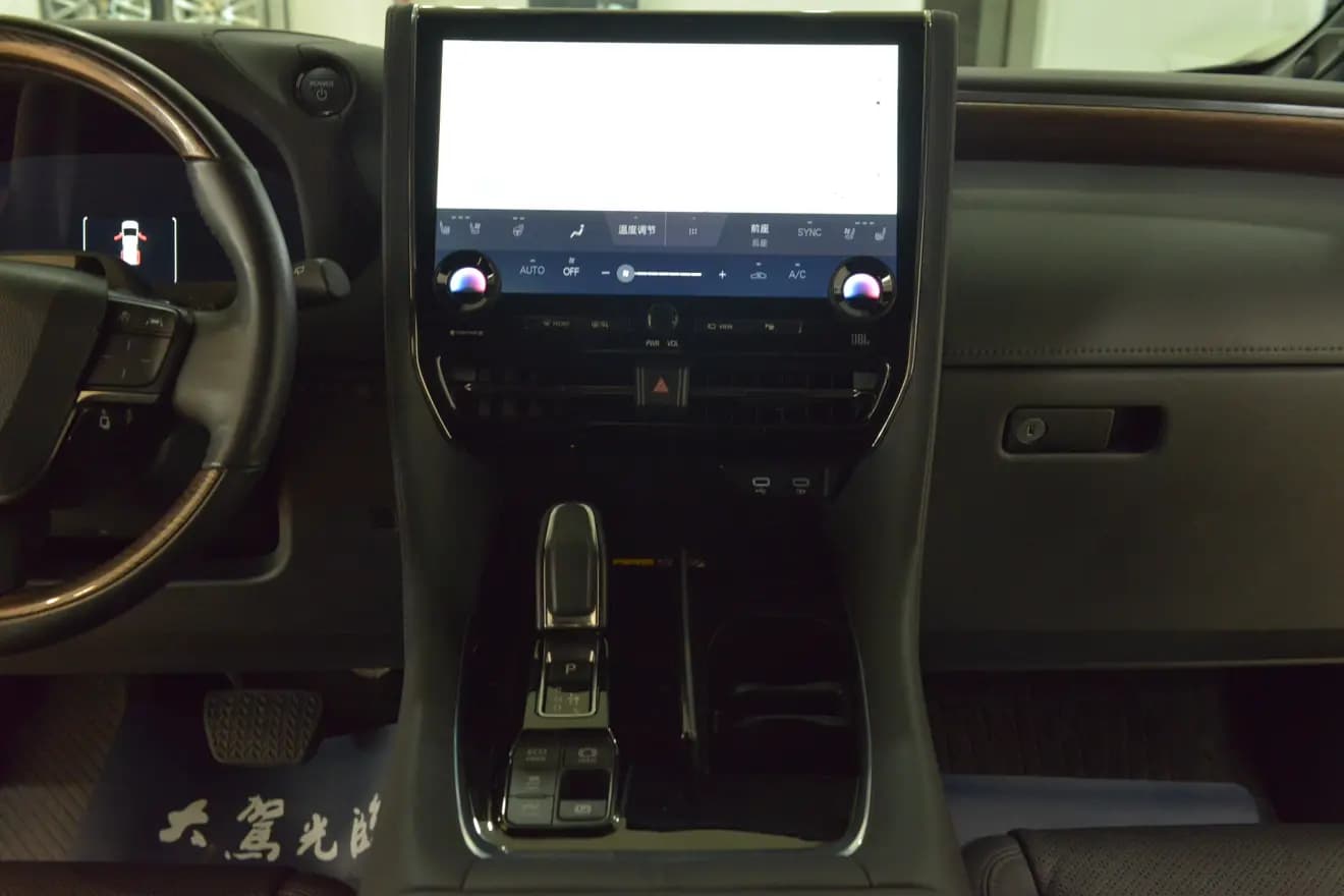 Toyota Alphard 2024 г. 49001 км. — фото 9