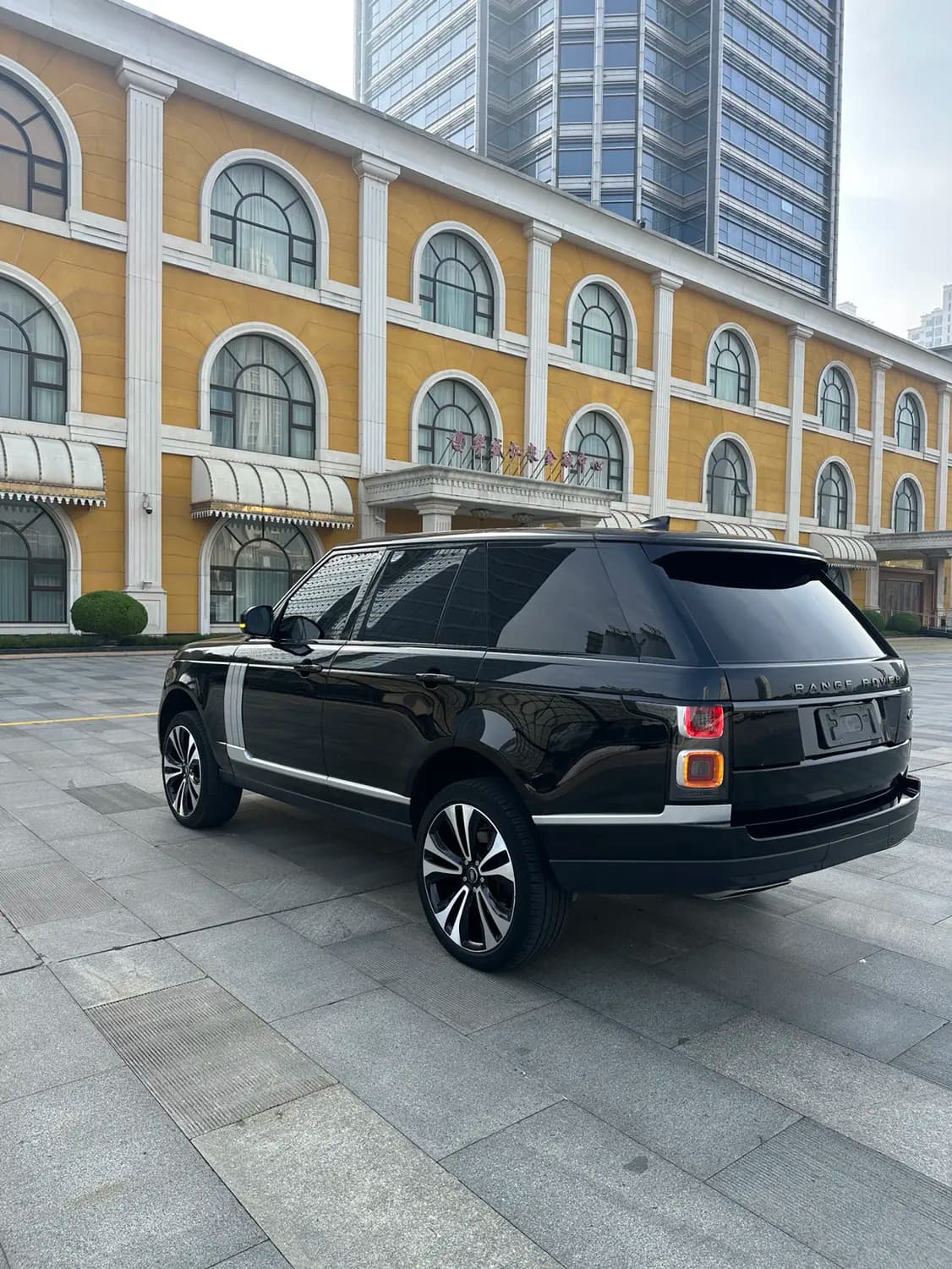 Land Rover Range rover 2022 г. 80132 км. — фото 23