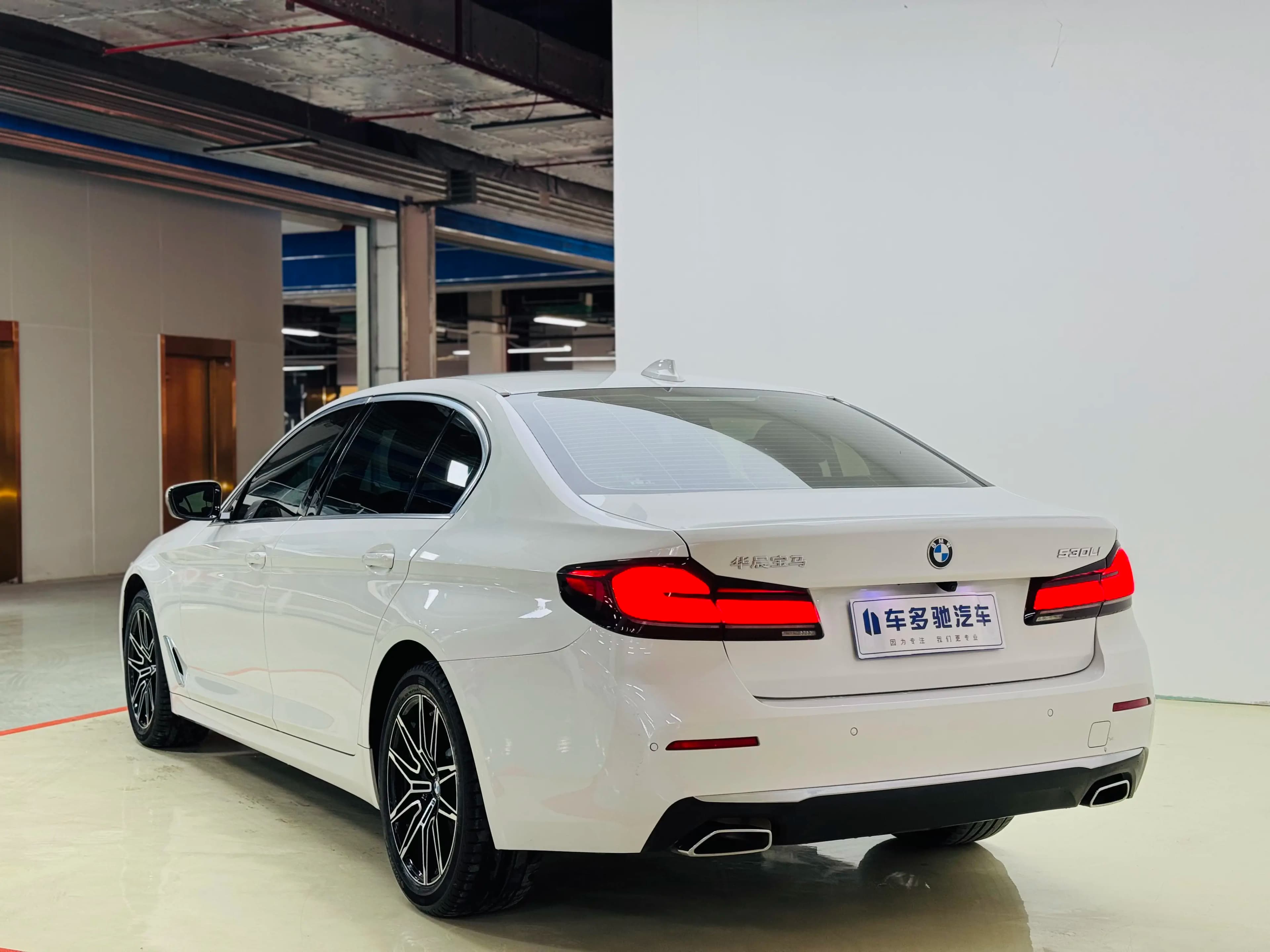 BMW 5 Series 2024 г. 38990 км. — фото 4