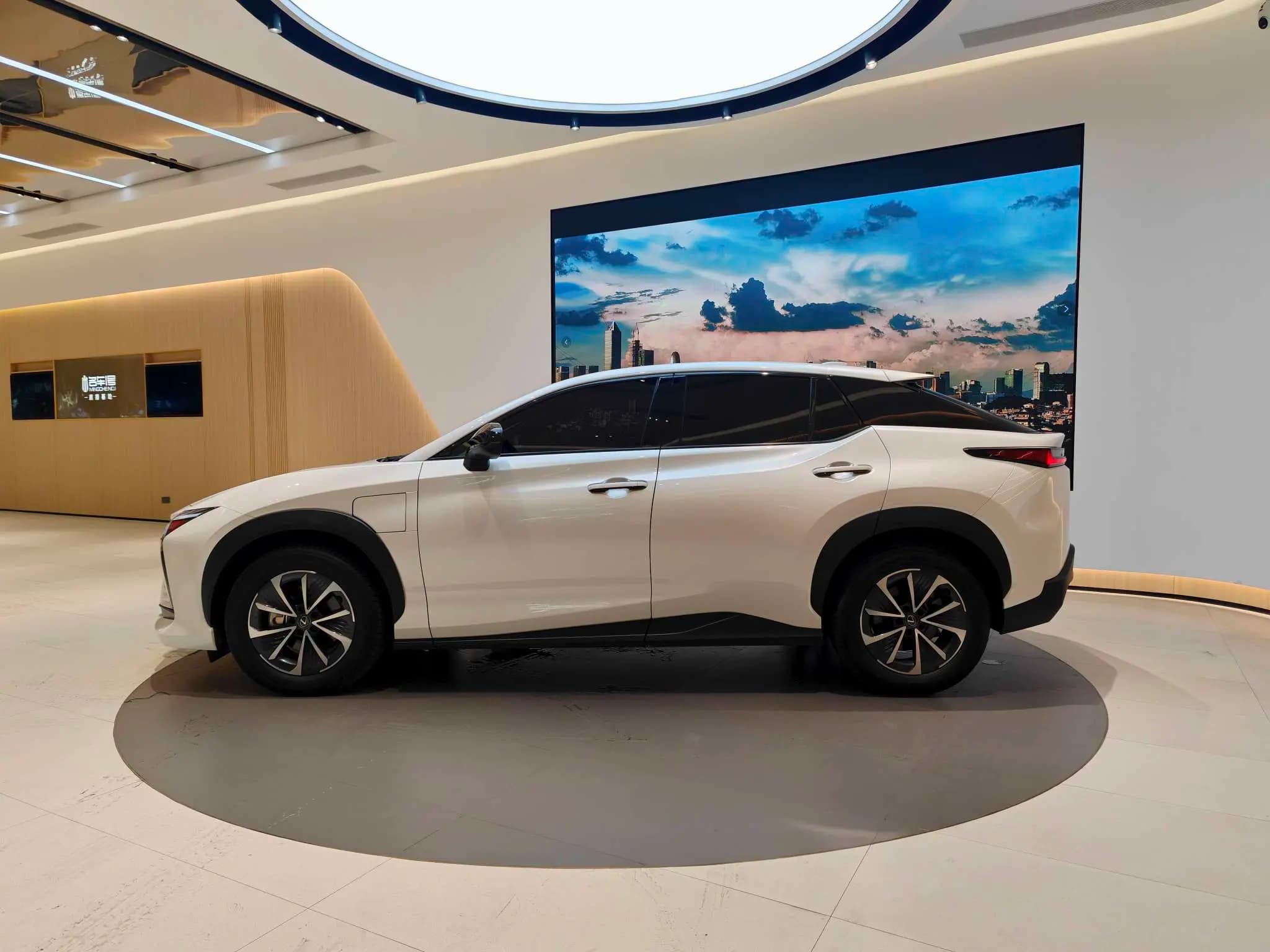 Lexus RZ 2023 г. 34089 км. — фото 4