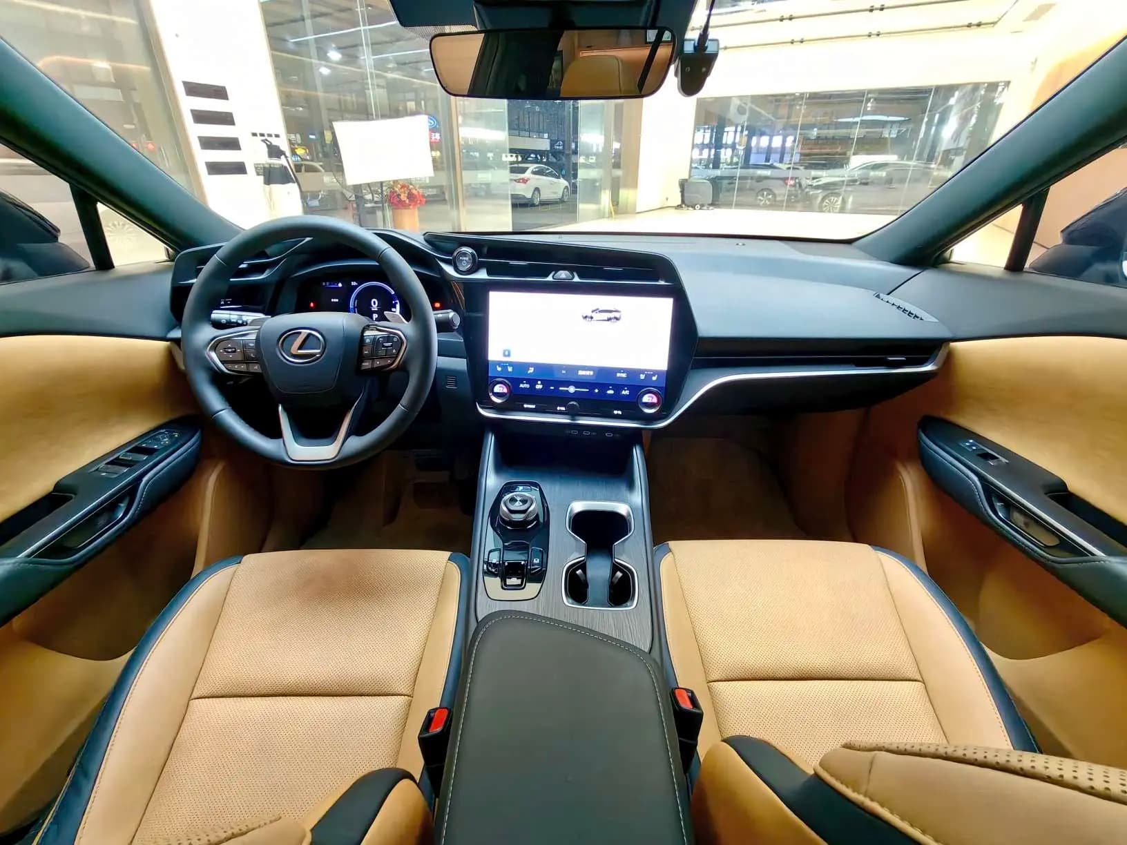 Lexus RZ 2023 г. 34089 км. — фото 7
