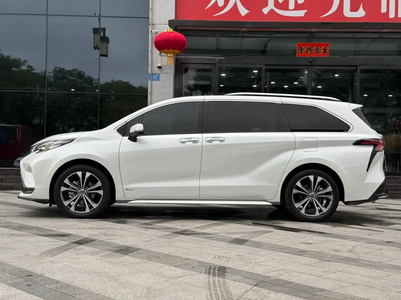 Toyota Granvia 2025 г. 18074 км. — фото 3