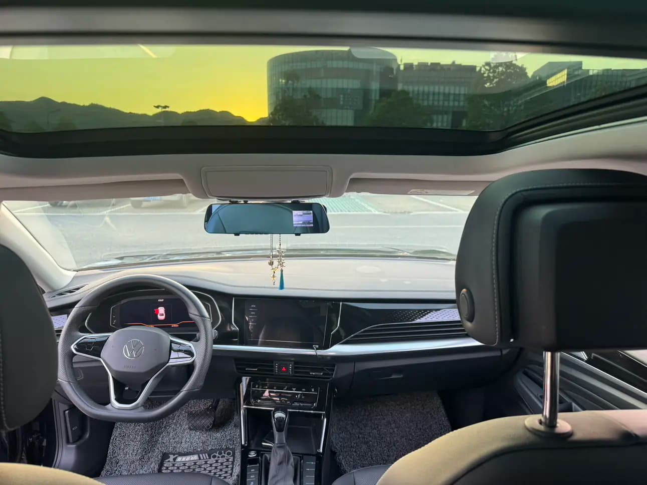 Volkswagen Passat 2023 г. 24149 км. — фото 14