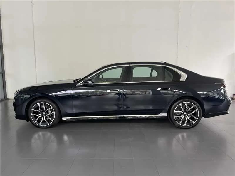 BMW 7 Series 2025 г. 3600 км. — фото 3