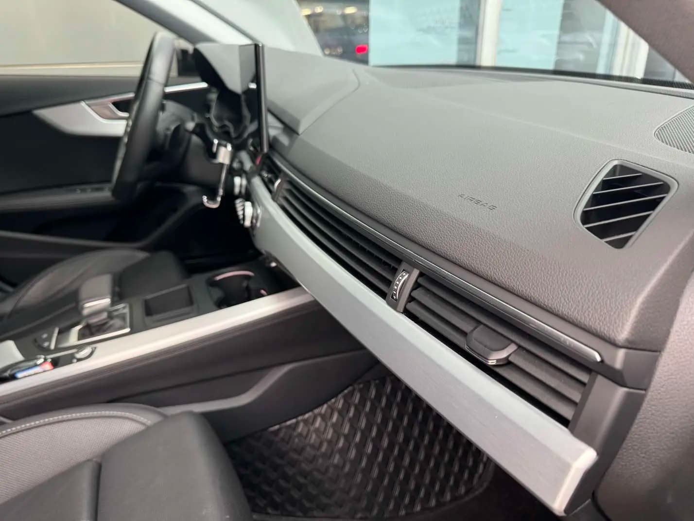 Audi A4L 2022 г. 44125 км. — фото 11