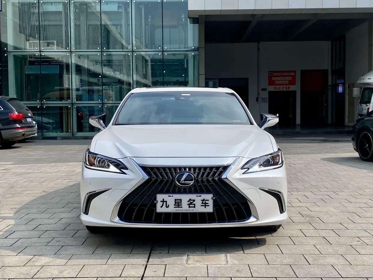 Lexus ES 2024 г. 21020 км. — фото 2