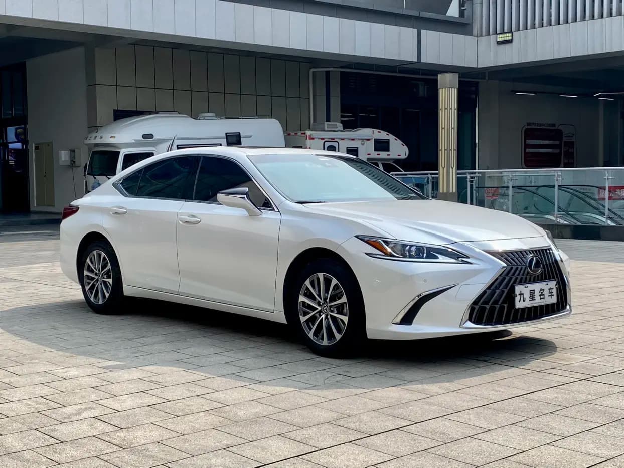 Lexus ES 2024 г. 21020 км. — фото 3