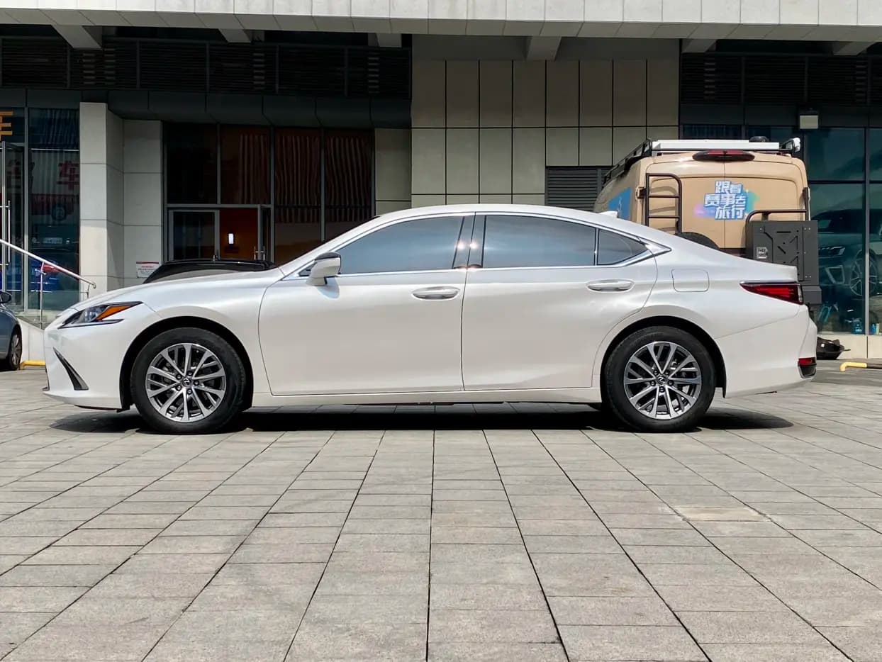 Lexus ES 2024 г. 21020 км. — фото 4