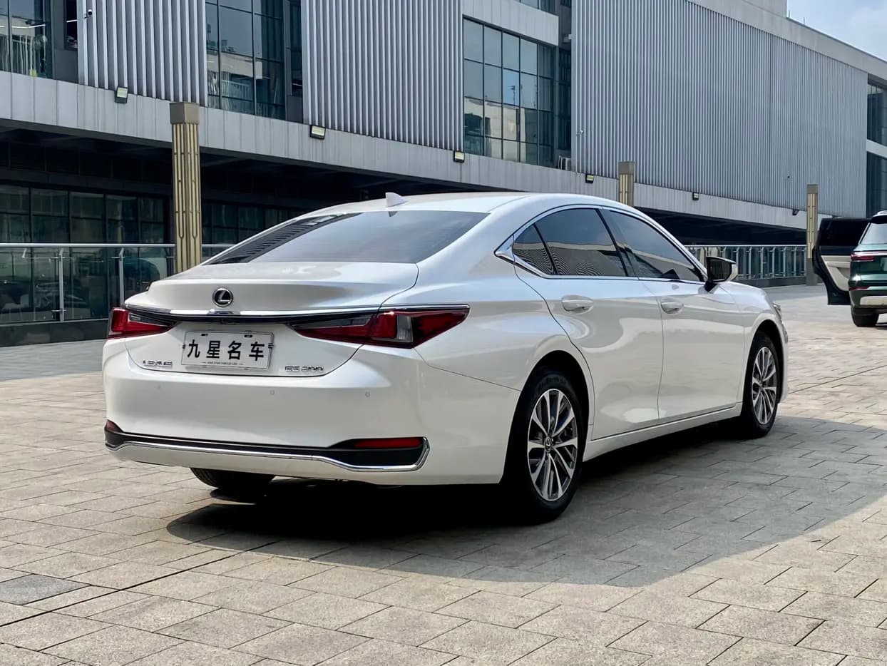 Lexus ES 2024 г. 21020 км. — фото 5