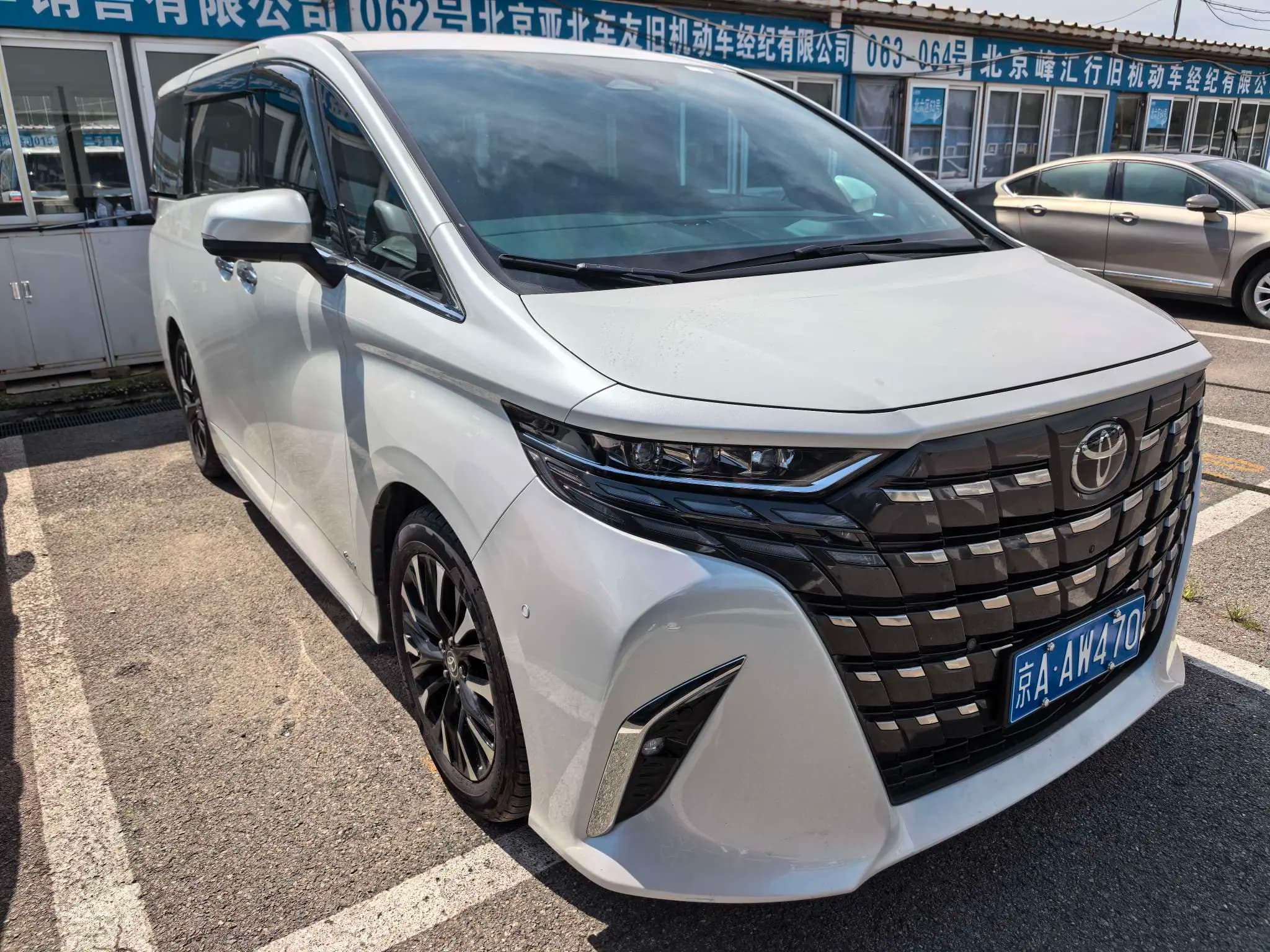 Toyota Alphard 2023 г. 19027 км. — фото 2