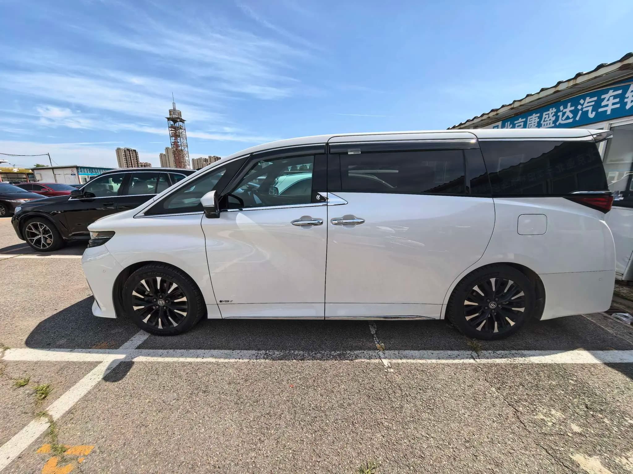 Toyota Alphard 2023 г. 19027 км. — фото 3