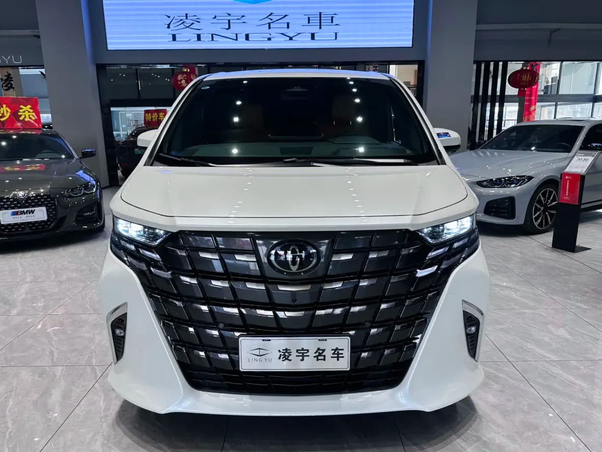Toyota Alphard 2023 г. 38028 км. — фото 2