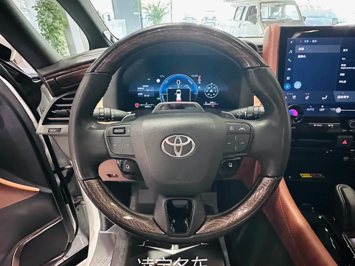 Toyota Alphard 2023 г. 38028 км. — фото 12
