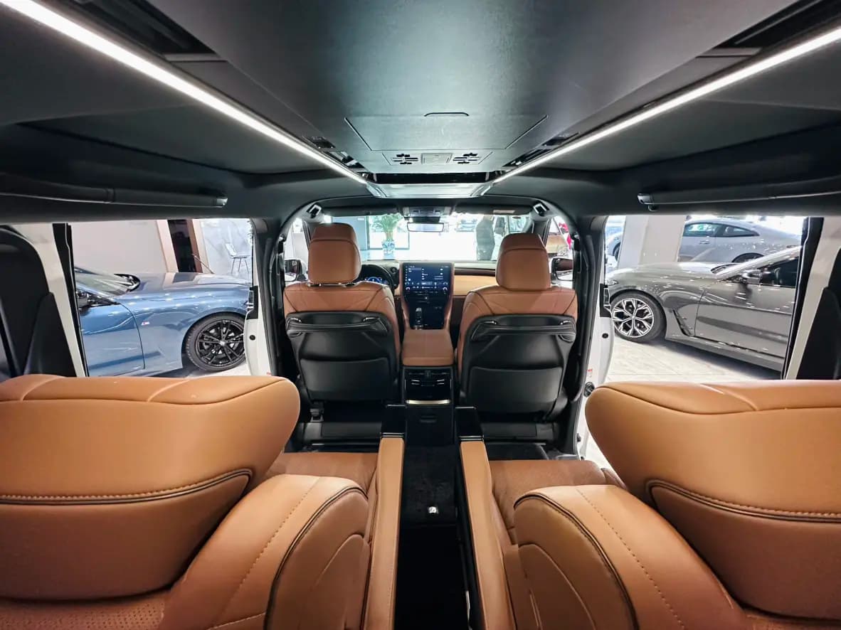 Toyota Alphard 2023 г. 38028 км. — фото 13