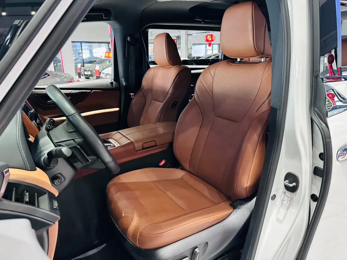 Toyota Alphard 2023 г. 38028 км. — фото 16