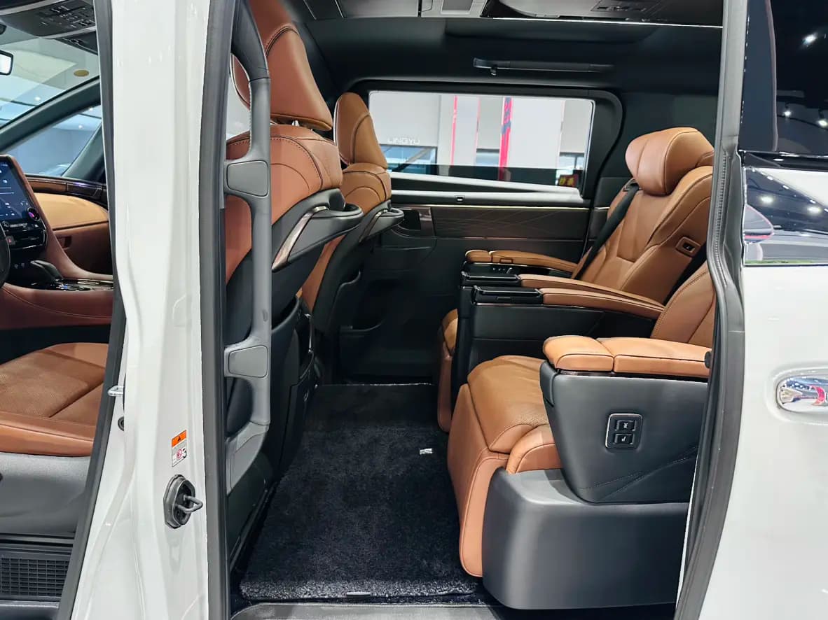 Toyota Alphard 2023 г. 38028 км. — фото 17