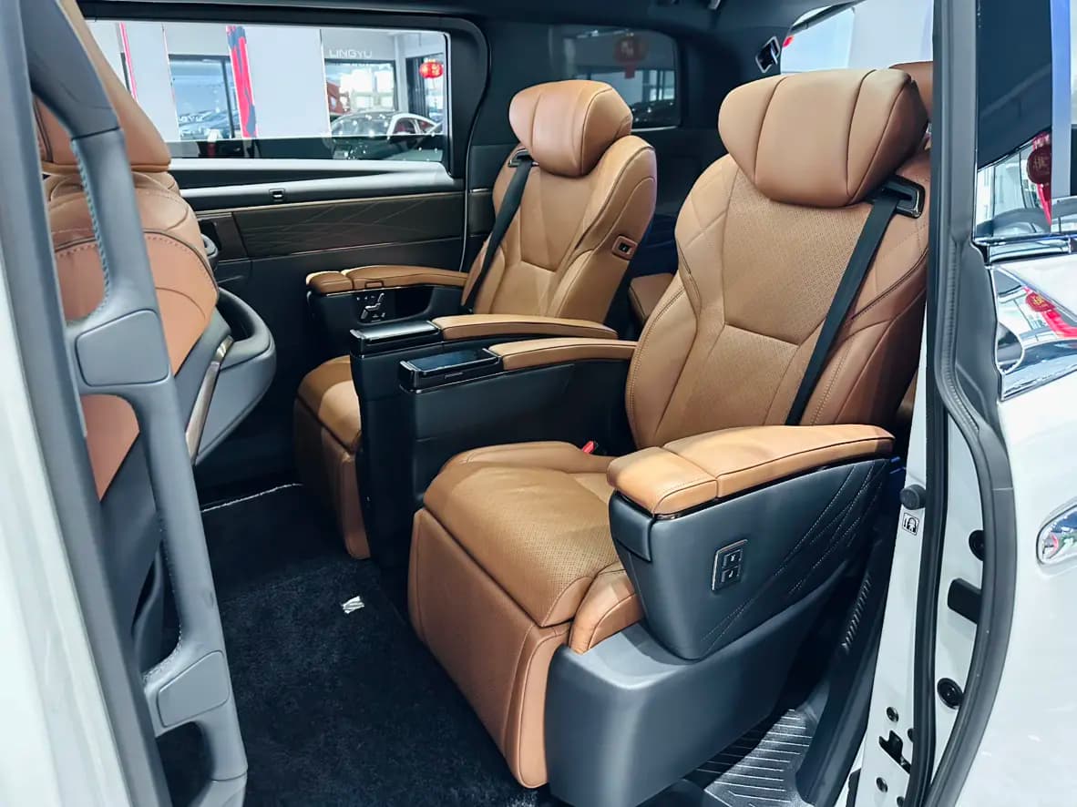 Toyota Alphard 2023 г. 38028 км. — фото 18