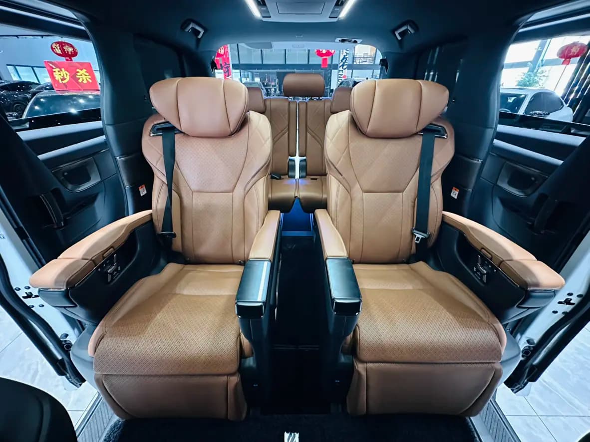 Toyota Alphard 2023 г. 38028 км. — фото 21