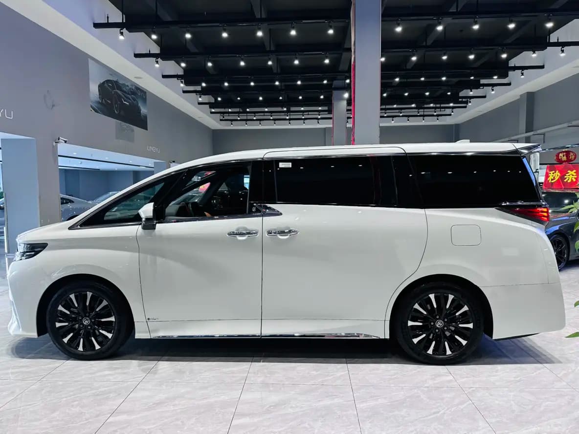 Toyota Alphard 2023 г. 38028 км. — фото 4