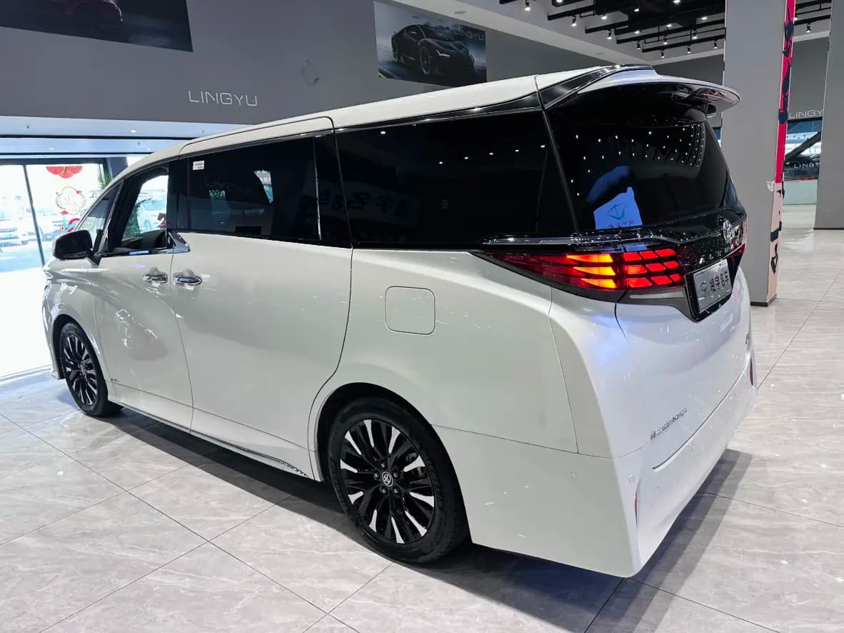Toyota Alphard 2023 г. 38028 км. — фото 5