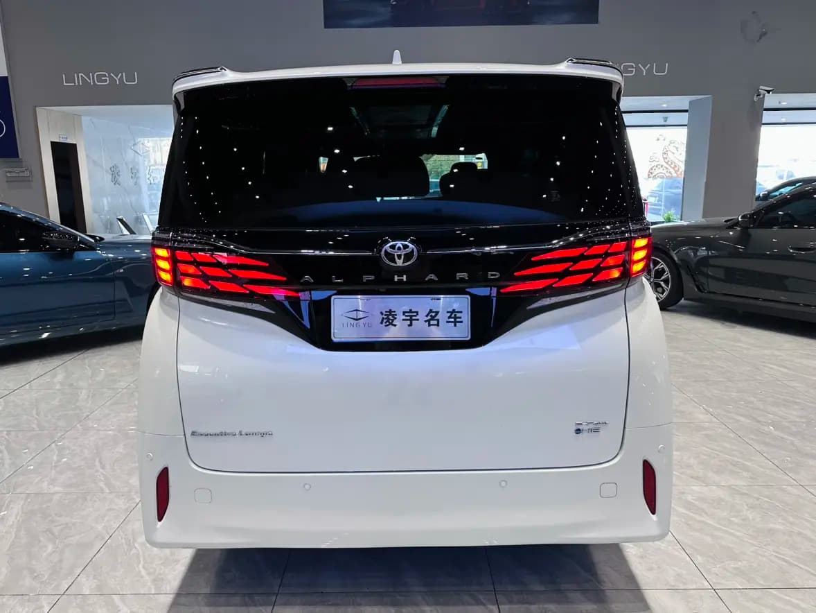 Toyota Alphard 2023 г. 38028 км. — фото 6