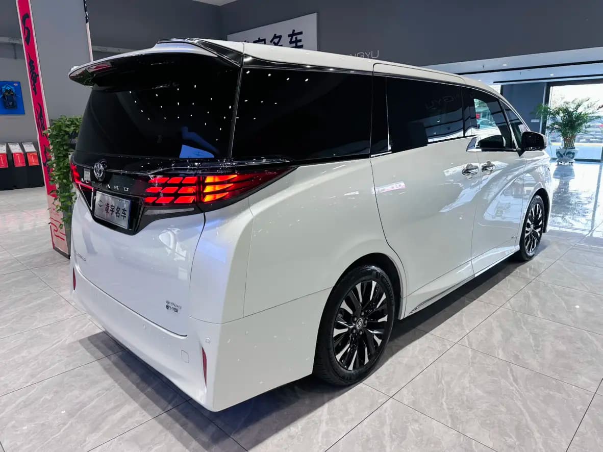 Toyota Alphard 2023 г. 38028 км. — фото 7