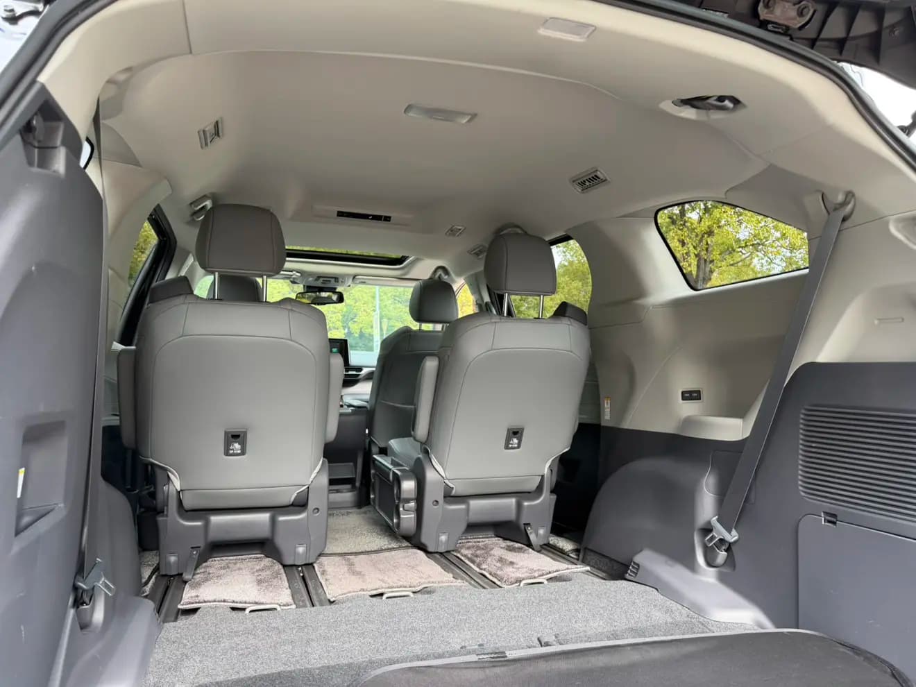 Toyota Sienna 2022 г. 50021 км. — фото 23