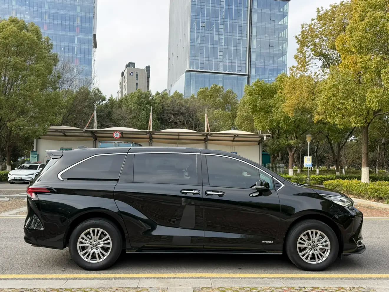 Toyota Sienna 2022 г. 50021 км. — фото 7