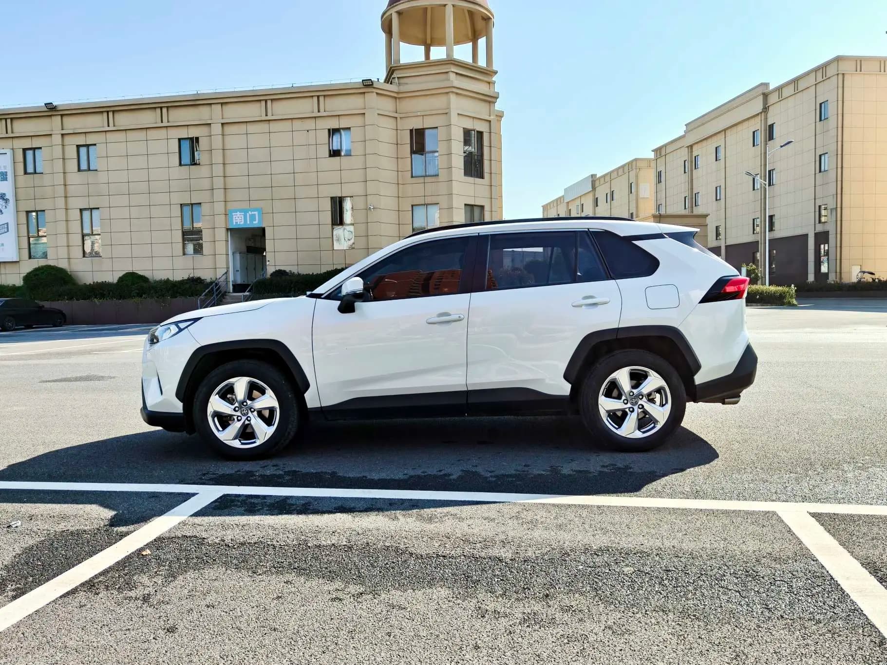 Toyota RAV4 2021 г. 49035 км. — фото 3